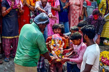 NEW DELHI INDIA SEPTEMBER 17 Eylül 2024 Dindar biri, 17 Eylül 2024 tarihinde Geeta Kolonisi 'nde Ganesh Chaturthi Festivali' nin son gününde Delhi Hükümeti tarafından oluşturulan Ganesh 'in bir heykelini suya batırır.