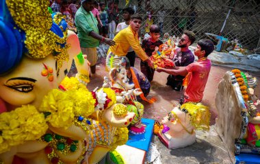 NEW DELHI INDIA SEPTEMBER 17 Eylül 2024 Dindar biri, 17 Eylül 2024 tarihinde Geeta Kolonisi 'nde Ganesh Chaturthi Festivali' nin son gününde Delhi Hükümeti tarafından oluşturulan Ganesh 'in bir heykelini suya batırır.