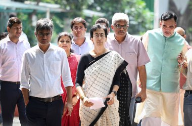 NEW DELHI INDIA SEPTEMBER 17 Eylül 2024 AAP lideri Atishi, 17 Eylül 2024 tarihinde Delhi MLA 'nın Delhi CM Arvind Kejriwal' daki konutunda yapılan yasama toplantısında Delhi CM için önerildikten sonra basın mensuplarına konuştu.
