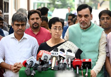 NEW DELHI INDIA SEPTEMBER 17 Eylül 2024 AAP lideri Atishi, 17 Eylül 2024 tarihinde Delhi MLA 'nın Delhi CM Arvind Kejriwal' daki konutunda yapılan yasama toplantısında Delhi CM için önerildikten sonra basın mensuplarına konuştu.