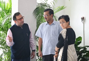 NEW DELHI INDIA SEPTEMBER 17, 2024 Delhi Genel Sekreteri Arvind Kejriwal ve AAP lideri Atishi, LG House Arvind Kejriwal 'dan istifa ederken, Atishi 17 Eylül 2024 tarihinde Yeni Delhi' de görevinden istifa etti.