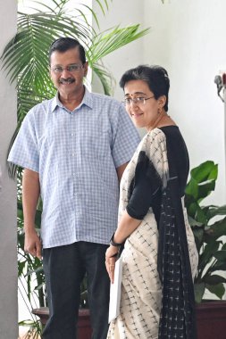 NEW DELHI INDIA SEPTEMBER 17, 2024 Delhi Genel Sekreteri Arvind Kejriwal ve AAP lideri Atishi, LG House Arvind Kejriwal 'dan istifa ederken, Atishi 17 Eylül 2024 tarihinde Yeni Delhi' de görevinden istifa etti.