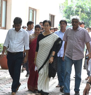 NEW DELHI, INDIA SEPTEMBER 17, 2024 Delhi Kabine Bakanı ve diğer parti liderleri ile birlikte Delhi Genel Sekreteri Atishi Delhi CM Meclisi dışında yeni başbakanının adını duyurduktan sonra basın açıklaması için geldiler 