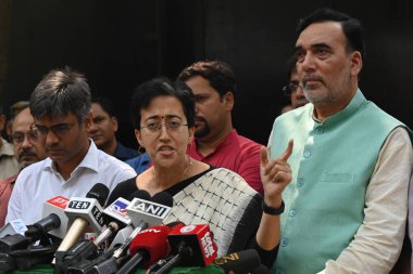 NEW DELHI INDIA 17 Eylül 2024 Delhi Kabine Bakanı ve Delhi Baş Bakanı Atishi ile birlikte AAP Delhi başkanı Gopal Rai ve diğer parti liderleri adını açıkladıktan sonra basın mensuplarına konuştu 