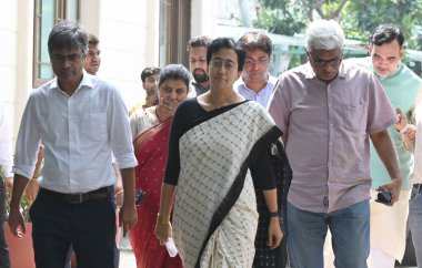 NEW DELHI INDIA 17 Eylül 2024 Delhi Kabine Bakanı ve Delhi Baş Bakanı Atishi ile birlikte AAP Delhi başkanı Gopal Rai ve diğer parti liderleri adını açıkladıktan sonra basın mensuplarına konuştu 