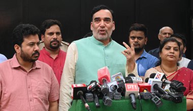 Yeni Delhi, Hindistan - Nisan 09, 2024: AAP Delhi Eyalet Konvansiyonu Gopal Rai, Parti Doğu Delhi Aday Kudeep Kumar ve Parti İşçileri Hapishanesi Ka Jawab Oy Se ile birlikte 9 Nisan 2024 'te Yeni Delhi' de Vishwas Nagar, Shahdara 'da kapı kapı dolaş.
