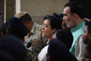 NEW DELHI INDIA SEPTEMBER 17, 2024 Delhi CM Atishi ve AAP lideri Gopal Rai ve diğer bakanların parti başkanı ve Delhi Başkanı Arvind Kejriwal 'ın istifasını Vali V K Saxena' ya sunması üzerine LG Sekreterliği 'nden ayrıldılar. 