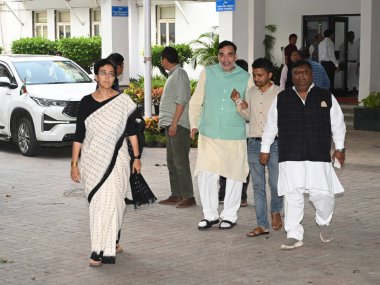 NEW DELHI INDIA SEPTEMBER 17, 2024 Delhi CM Atishi ve AAP lideri Gopal Rai ve diğer bakanların parti başkanı ve Delhi Başkanı Arvind Kejriwal 'ın istifasını Vali V K Saxena' ya sunması üzerine LG Sekreterliği 'nden ayrıldılar. 