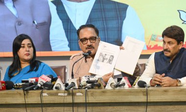 NEW DELHI INDIA 17 Eylül 2024 Delhi BJP Başkanı Virendra Sachdeva ve milletvekili Bansuri Swaraj 17 Eylül 2024 tarihinde DElhi BJP ofisinde düzenledikleri basın toplantısında