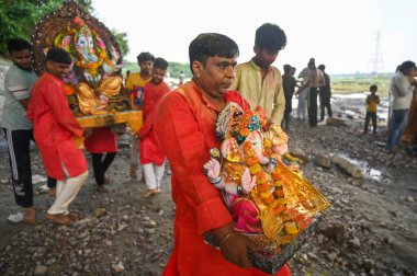 17 Eylül 2024 Ganpati Visarjan fanatikleri 17 Eylül 2024 'te Yamuna nehrinin kıyısında toplandı ve Ganpati' yi 17 Eylül 2024 'te Noida, Hindistan' da batırdı. 