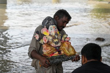 17 Eylül 2024 Ganpati Visarjan fanatikleri 17 Eylül 2024 'te Yamuna nehrinin kıyısında toplandı ve Ganpati' yi 17 Eylül 2024 'te Noida, Hindistan' da batırdı. 