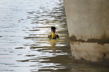 17 Eylül 2024 Ganpati Visarjan fanatikleri 17 Eylül 2024 'te Yamuna nehrinin kıyısında toplandı ve Ganpati' yi 17 Eylül 2024 'te Noida, Hindistan' da batırdı. 