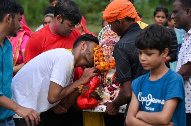 NOIDA INDIA SEPTEMBER 17 ,2024 On the last day of Ganpati Visarjan devotees gather on the banks of river Yamuna and immerse Ganpati on September 17 ,2024 in Noida, India  clipart