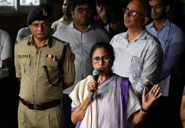 KOLKATA INDIA SEPTEMBER 17 SEPTEMBER Batı Bengal Mamata Banerjee başkanı DG Rajeev Kumar ve Genel Sekreter Manoj Pant, trenin tecavüz ve cinayeti iddiasıyla protesto eden doktorlarla yaptıkları toplantı sonrasında medyayla iletişime geçtiler.