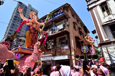 MUMBAI INDIA SEPTEMBER 17 Eylül 2024 Dindar Ganesha Ganpati putunu 17 Eylül 2024 tarihinde Hindistan, Mumbai 'de Khetwadi' de daldırmak için aldı.