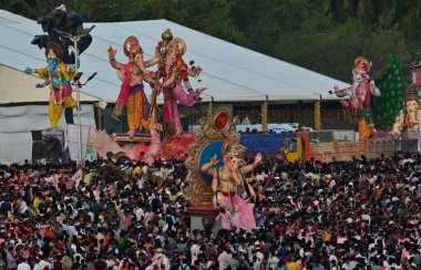 MUMBAI INDIA SEPTEMBER 17 Eylül 2024 Dindar Ganesha Ganpati putu almak Girgoan Chowphatty dalış için 17 Eylül 2024, Hindistan 