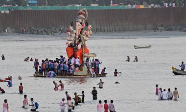 MUMBAI INDIA SEPTEMBER 17 Eylül 2024 Dindar Ganesha Ganpati putu almak Girgoan Chowphatty dalış için 17 Eylül 2024, Hindistan 