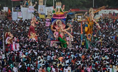 MUMBAI INDIA SEPTEMBER 17 Eylül 2024 Dindar Ganesha Ganpati putu almak Girgoan Chowphatty dalış için 17 Eylül 2024, Hindistan 