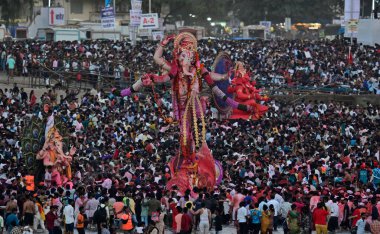 MUMBAI INDIA SEPTEMBER 17 Eylül 2024 Dindar Ganesha Ganpati putu almak Girgoan Chowphatty dalış için 17 Eylül 2024, Hindistan 