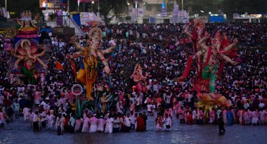 MUMBAI INDIA SEPTEMBER 17 Eylül 2024 Dindar Ganesha Ganpati putu almak Girgoan Chowphatty dalış için 17 Eylül 2024, Hindistan 