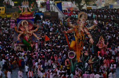 MUMBAI INDIA SEPTEMBER 17 Eylül 2024 Dindar Ganesha Ganpati putu almak Girgoan Chowphatty dalış için 17 Eylül 2024, Hindistan 