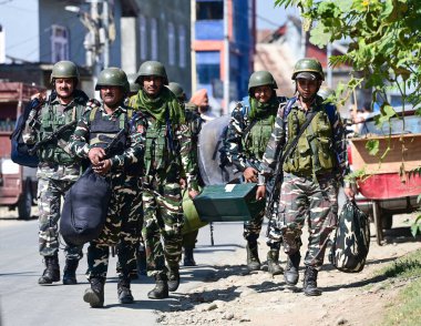 SRINAGAR INDIA 17 EPTEMBER 17 Eylül 2024 Güvenlik güçleri Elektronik Oy Makineleri EVM 'lerini toplamak için gelen anket görevlileri ile birlikte Meclis seçimlerinin ilk safhası öncesinde kendi sandık merkezlerine doğru yola çıktılar. 