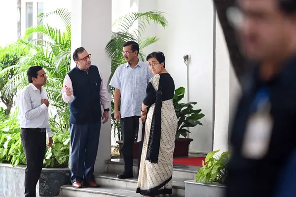 NEW DELHI INDIA SEPTEMBER 17, 2024 Delhi Genel Sekreteri Arvind Kejriwal ve AAP lideri Atishi, LG House Arvind Kejriwal 'dan istifa ederken, Atishi 17 Eylül 2024 tarihinde Yeni Delhi' de görevinden istifa etti.