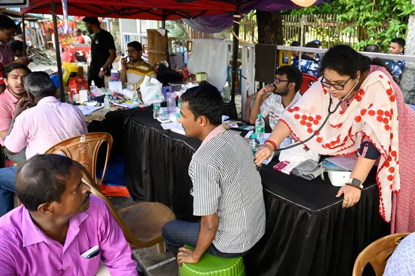 stock image KOLKATA INDIA SEPTEMBER 17, 2024 Junior doctors attend patients at Abhaya Clinic while continue cease work protest near Swasthya Bhavan over the allegedly rape and murder of the trainee doctor at RG Kar Hospital on September 17, 2024 in Kolkata 