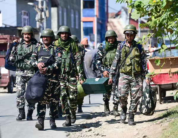 SRINAGAR INDIA 17 EPTEMBER 17 Eylül 2024 Güvenlik güçleri Elektronik Oy Makineleri EVM 'lerini toplamak için gelen anket görevlileri ile birlikte Meclis seçimlerinin ilk safhası öncesinde kendi sandık merkezlerine doğru yola çıktılar. 