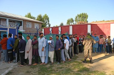 SRINAGARINDIA SEPTEMBER 18 2024 Srinagar Hindistan 'ın güneyindeki Kulgam' da 18 Eylül 2024 tarihinde yapılan ilk meclis seçimleri sırasında oy kullanmak için bir sandık merkezinde kuyruğa girdi. Jammu ve Kashmir on dakika sonra yapılacak ilk meclis seçimine tanıklık edecekler. 