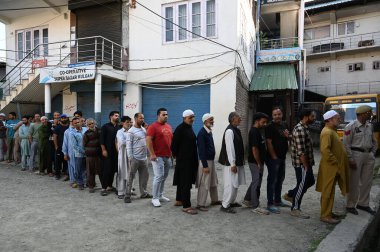 SRINAGARINDIA SEPTEMBER 18 2024 Srinagar Hindistan 'ın güneyindeki Kulgam' da 18 Eylül 2024 tarihinde yapılan ilk meclis seçimleri sırasında oy kullanmak için bir sandık merkezinde kuyruğa girdi. Jammu ve Kashmir on dakika sonra yapılacak ilk meclis seçimine tanıklık edecekler. 
