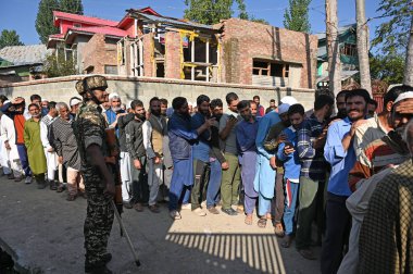 SRINAGARINDIA SEPTEMBER 18 2024 Srinagar Hindistan 'ın güneyindeki Kulgam' da 18 Eylül 2024 tarihinde yapılan ilk meclis seçimleri sırasında oy kullanmak için bir sandık merkezinde kuyruğa girdi. Jammu ve Kashmir on dakika sonra yapılacak ilk meclis seçimine tanıklık edecekler. 