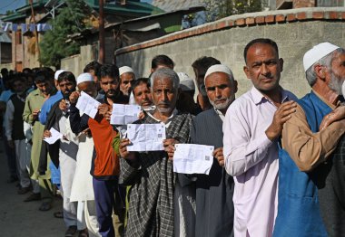 SRINAGARINDIA SEPTEMBER 18 2024 Srinagar Hindistan 'ın güneyindeki Kulgam' da 18 Eylül 2024 tarihinde yapılan ilk meclis seçimleri sırasında oy kullanmak için bir sandık merkezinde kuyruğa girdi. Jammu ve Kashmir on dakika sonra yapılacak ilk meclis seçimine tanıklık edecekler. 