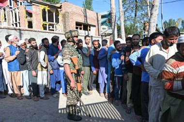 SRINAGARINDIA SEPTEMBER 18 2024 Srinagar Hindistan 'ın güneyindeki Kulgam' da 18 Eylül 2024 tarihinde yapılan ilk meclis seçimleri sırasında oy kullanmak için bir sandık merkezinde kuyruğa girdi. Jammu ve Kashmir on dakika sonra yapılacak ilk meclis seçimine tanıklık edecekler. 