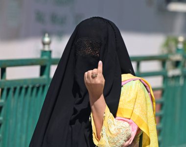 SRINAGARINDIA SEPTEMBER 18 2024 18 Eylül 2024 tarihinde Srinagar 'ın güneyindeki Bijbehera' da yapılan meclis seçimlerinin birinci safhasında bir kadın mürekkep lekeli parmağını bir oy kullanma noktasında gösteriyor. Jammu ve Kashmir ilk tanık.