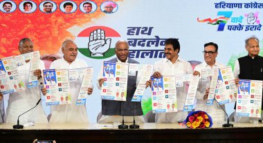 NEW DELHIINDIA SEPTEMBER 18 Eylül 2024 Kongre Başkanı Mallikarjun Kharge tarafından 18 Eylül 2024 tarihinde Yeni Delhi Hindistan 'da KC Venugopal ve Bhupinder Singh Hooda' nın huzurunda serbest bırakıldı. Fotoğraf: Vipin Kumar Hindustan Times