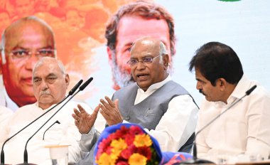 NEW DELHIINDIA 18 SEPTEMBER 2024 Kongre Partisi Ulusal Başkanı Mallikarjun Kharge ve Parti SR liderleri eski Genel Sekreteri Haryana Bhupinder Hooda AICC Genel Sekreteri KC Venugopal Ajay Makan