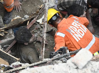 NEW DELHIINDIA EPTEMBER 18 Eylül 2024 NDRF ve İtfaiye Ekibi 18 Eylül 2024 tarihinde Yeni Delhi Hindistan 'da Bapa Nagar Karol Bagh' daki bir binada bir adamı yeniden canlandırdı. Beş katlı bir binada dört kişi öldü, 14 kişi yaralandı 