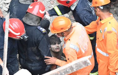 NEW DELHIINDIA EPTEMBER 18 Eylül 2024 NDRF ve İtfaiye Ekibi 18 Eylül 2024 tarihinde Yeni Delhi Hindistan 'da Bapa Nagar Karol Bagh' daki bir binada bir adamı yeniden canlandırdı. Beş katlı bir binada dört kişi öldü, 14 kişi yaralandı 