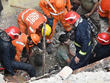 NEW DELHIINDIA EPTEMBER 18 Eylül 2024 NDRF ve İtfaiye Ekibi 18 Eylül 2024 tarihinde Yeni Delhi Hindistan 'da Bapa Nagar Karol Bagh' daki bir binada bir adamı yeniden canlandırdı. Beş katlı bir binada dört kişi öldü, 14 kişi yaralandı 