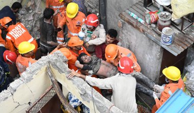 NEW DELHIINDIA EPTEMBER 18 Eylül 2024 NDRF ve İtfaiye Ekibi 18 Eylül 2024 tarihinde Yeni Delhi Hindistan 'da Bapa Nagar Karol Bagh' daki bir binada bir adamı yeniden canlandırdı. Beş katlı bir binada dört kişi öldü, 14 kişi yaralandı 