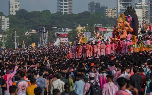 stock image MUMBAIINDIA SEPTEMBER 18 2024 Devotees take Ganpati idol of Lalbaugcha Raja for immersion at Girgaon chowpatty on September 18 2024 in Mumbai India. Photo by Satish Bate Hindustan Times