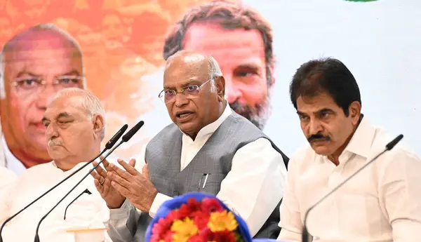 stock image NEW DELHIINDIA SEPTEMBER 18 2024 Congress Party national President Mallikarjun Kharge along with Party Sr leaders Former Chief Minister Haryana Bhupinder Hooda General Secretary of AICC KC Venugopal Ajay Makan Former Chief Minister of Rajasthan Ashok