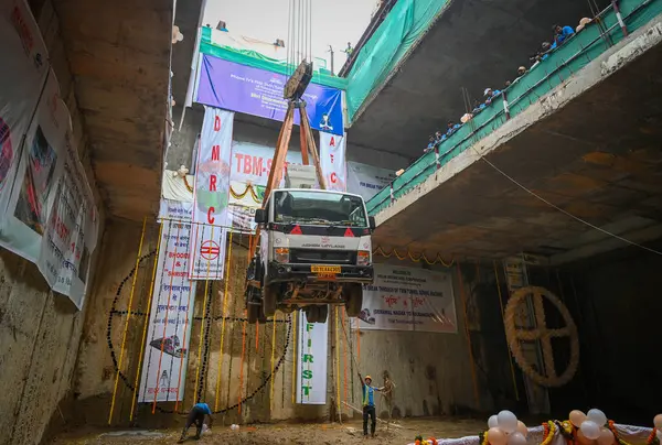 NEW DELHIINDIA SEPTEMBER 18 Eylül 2024, Yeni Delhi Hindistan 'da 18 Eylül 2024 tarihinde Pulbangash Metro İstasyonu' nda TBMs Bhoomi ve Srishti 'nin İkiz Tüneli buluşları öncesinde vinç tarafından bir kamyon kaldırıldı. Bu Delhi Metros 'un ilk ikiz tüneli.