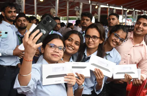 GHAZIABADINDIA SEPTEMBER 18 Eylül 2024 'te Uttar Pradesh Başbakanı Yogi Adityanath tarafından Ghantaghar Ramlila Meydan' da 18 Eylül 2024 'te Ghaziabad Hindistan' da dağıtılan tabletleriyle. Fotoğraf: Sakib Ali Hindistan Times