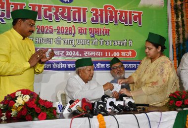 NEW DELHI INDIA SEPTEMBER 19 Eylül 2024 Rashtriya Janata Dal RJD ulusal başkanı Lalu Prasad Yadav ve kızı RJD Rajya Sabha Milletvekili Misa Bharti 19 Eylül 2024 tarihinde DU Marg 'daki Delhi Parti Ofisi' nde düzenlenen Ulusal Üyelik Kampanyası sırasında