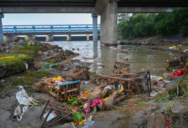 NOIDA İNDİYA 19 Eylül 2024 19 Eylül 2024 'te Noida Hindistan' da idol batışından sonra Yamuna nehir kıyısında toprak manzarası yayıldı. Fotoğraf: Sunil Ghosh Hindistan Times