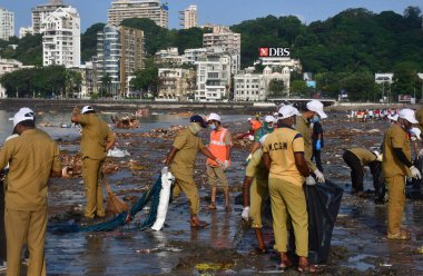 19 Eylül 2024 'te Hindistan' da Girgaon Chowpatty 'de Ganesh Chaturthi sırasında Ganesh Chaturthi putlarının batırılmasından bir gün sonra plaj temizliği sırasında farklı organizasyonlardan gönüllüler ve MUMBAI INDIA SEPTEMBER 19 2024.