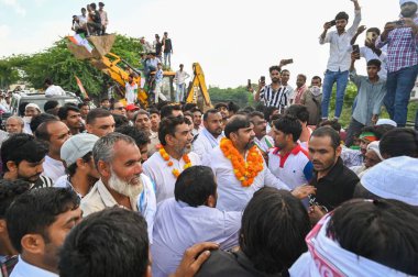 GURUGRAM INDIA SEPTEMBER 19 Eylül 2024 Chaudhary Aftab Ahmed, 19 Eylül 2024 tarihinde Hindistan 'ın Gurugram yakınlarındaki Chandeni köyünde yapılan halka açık toplantıda Nuh' un seçim bölgesi için aday gösterildi. Fotoğraf: Parveen Kumar Hindustan Times