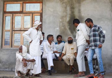 GURUGRAM INDIA EPTEMBER 19 Eylül 2024 İnsanlar Gurugram Hindistan yakınlarındaki 19 Eylül 2024 'te Mewat' ın Chandeni köyünde yapılacak montaj seçimi için tartışıyorlar. Fotoğraf: Parveen Kumar Hindustan Times